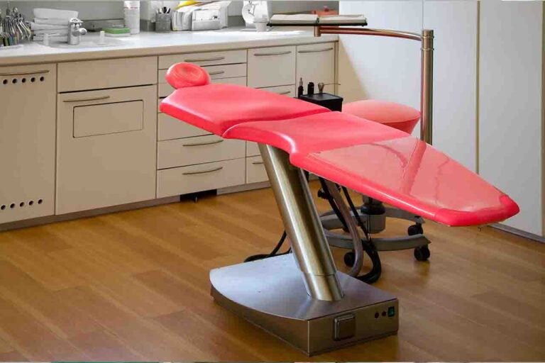 Modern, comfortable dental chair in a relaxing clinic setting.